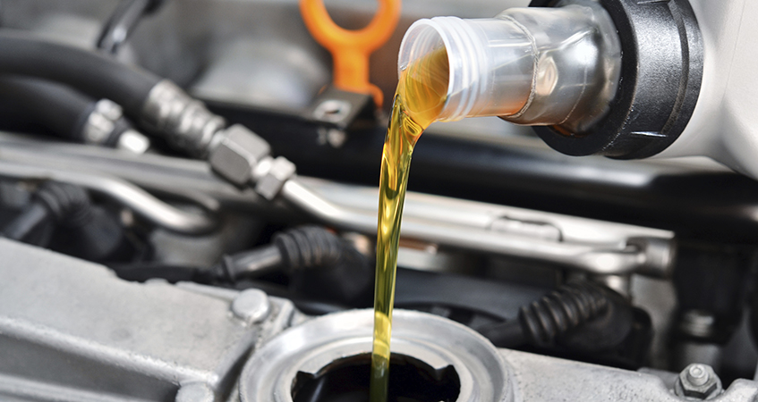 Thay dầu nhớt cho xe để đảm bảo xe hoạt động tốt hơn