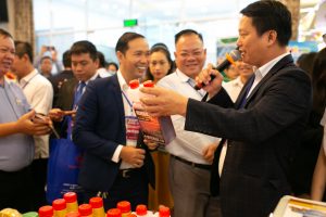 Ông Nguyễn Minh Tâm - TGĐ MiennamPetro, Đồng Trưởng Ban Tổ Chức chương trình dẫn đoàn thăm doanh nghiệp trưng bày sản phẩm trong hội nghị