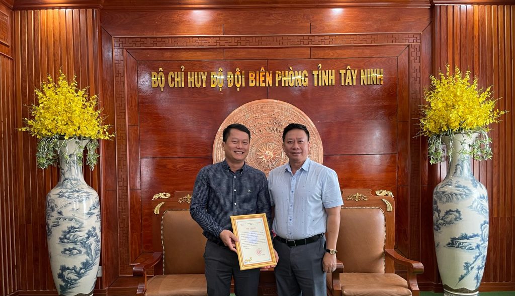 Đồng chí Nguyễn Thanh Ngọc, Phó bí thư - Chủ tịch UBND tỉnh Tây Ninh trao Thư cảm ơn của UBND tỉnh.