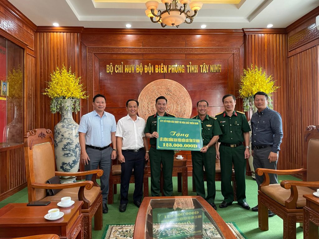Ban lãnh đạo MiennnamPetro tặng quà lực lượng chống dịch trên biên giới tỉnh Tây Ninh