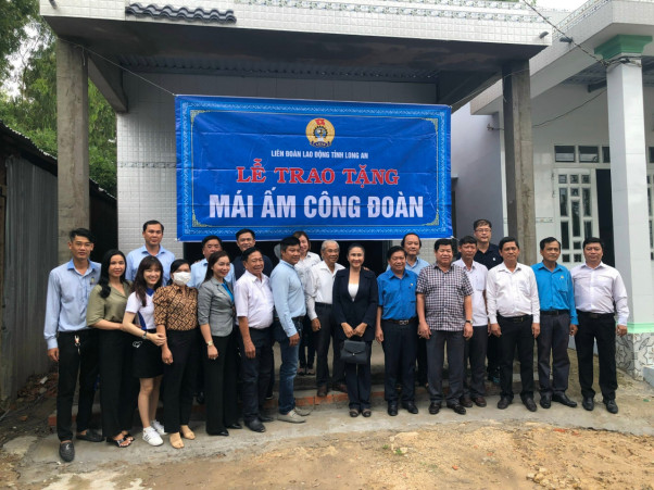 Các cơ quan và đơn vị cùng đến tham dự buổi trao tặng nhà “Mái ấm công đoàn” 