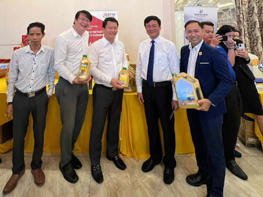 Các doanh nghiệp đến tham quan gian hàng của Miennampetro