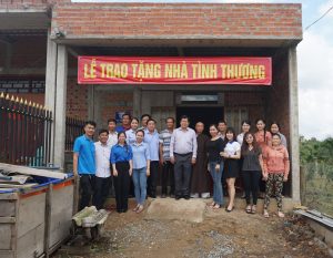 Các cơ quan và đơn vị cùng đến tham gia buổi trao tặng nhà tình thương