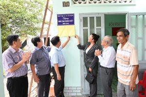 Các cơ quan và đơn vị cùng đến tham gia buổi trao tặng nhà tình thương