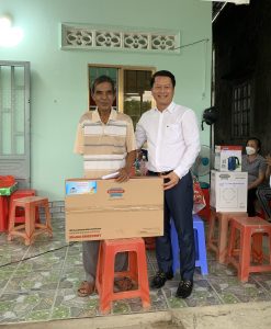 Ông Nguyễn Minh Tâm - CEO Miennampetro dành tặng phần quà cho gia đình