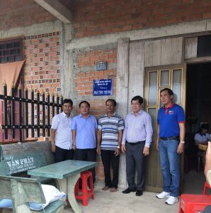 Các cơ quan và đơn vị cùng đến tham gia buổi trao tặng nhà tình thương