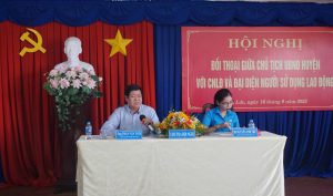 Ông Trần Văn Tươi Chủ tịch UBND huyện Bến Lức –Bà Nguyễn Anh Thư - Chủ tịch LĐLĐ chủ trì hội nghị
