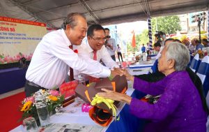 Nguyên Ủy viên Bộ Chính trị, nguyên Phó Thủ tướng Thường trực Chính phủ - Trương Hòa Bình và Bí thư Tỉnh ủy, Chủ tịch HĐND tỉnh – Nguyễn Văn Được tặng hoa và quà cho Mẹ Việt Nam Anh hùng