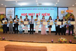 Đại diện MiennamPetro nhận giấy khen thưởng