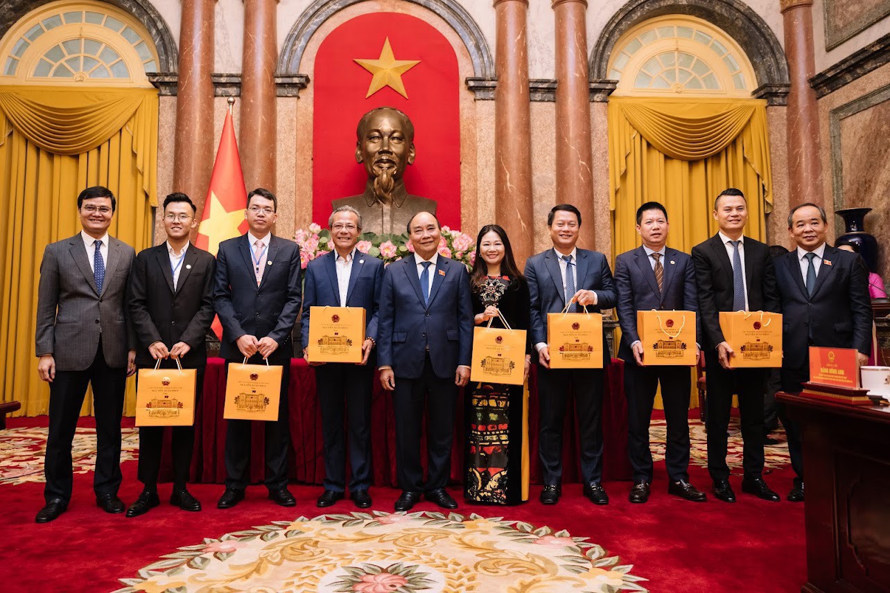 MiennamPetro cùng các doanh nhân trẻ nhận quà tặng từ Chủ tịch nước