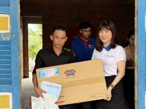Đại diện MiennamPetro trao tặng phần quà nhỏ đến gia đình nhận nhà Đại đoàn kết
