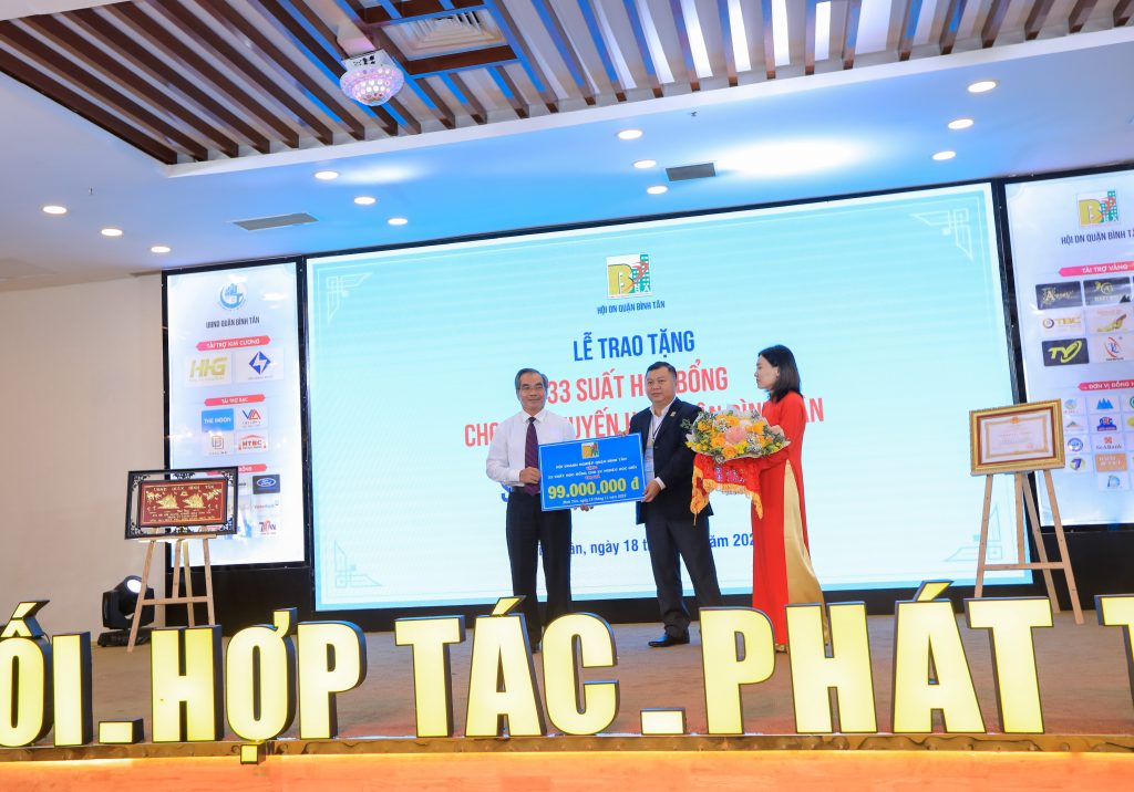 Đại diện Hội doanh nghiệp quận Bình Tân trao tặng 33 suất học bổng