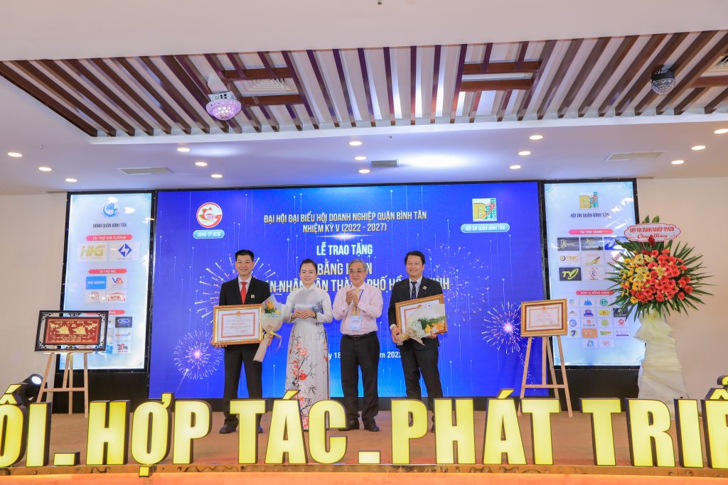 Ông Nguyễn Minh Tâm - TGĐ MiennamPetro nhận bằng khen của UBND TP.HCM