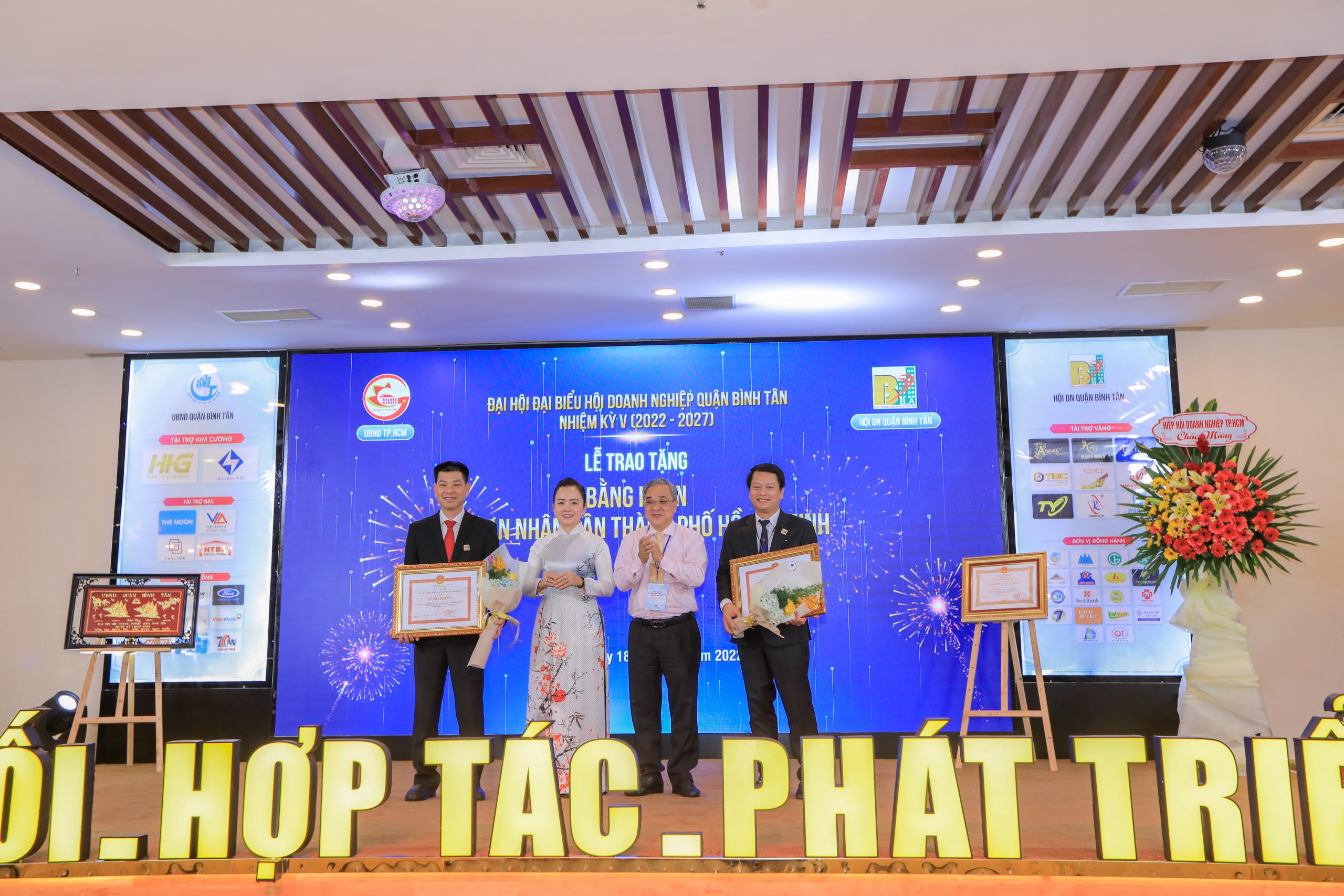 Ông Nguyễn Minh Tâm - TGĐ MiennamPetro nhận bằng khen của UBND TP.HCM