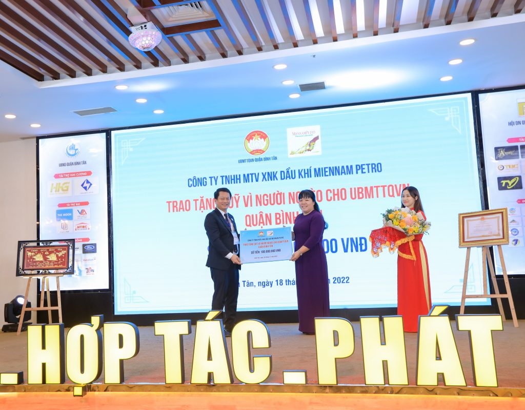 MiennamPetro trao tặng quỹ vì người nghèo cho UBMTTQ Quận Bình Tân