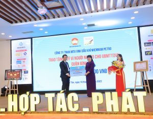 MiennamPetro trao tặng quỹ vì người nghèo cho UBMTTQ Quận Bình Tân