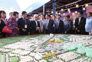 TGĐ MiennamPetro xem trưng bày quy hoạch tổng thể của tỉnh Bình Dương