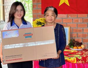 Đại diện MiennamPetro trao tặng phần quà nhỏ đến gia đình nhận nhà Đại đoàn kết