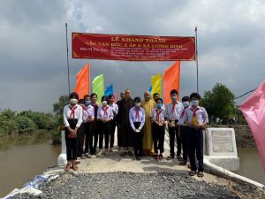 Trao tặng phần quà cho các em học sinh có hoàn cảnh khó khăn