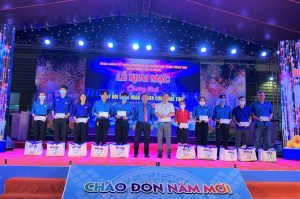 Ông Nguyễn Minh Tâm - Tổng giám đốc MiennamPetro trao tặng quà cho các công nhân có hoàn cảnh khó khăn tại quận Bình Tân