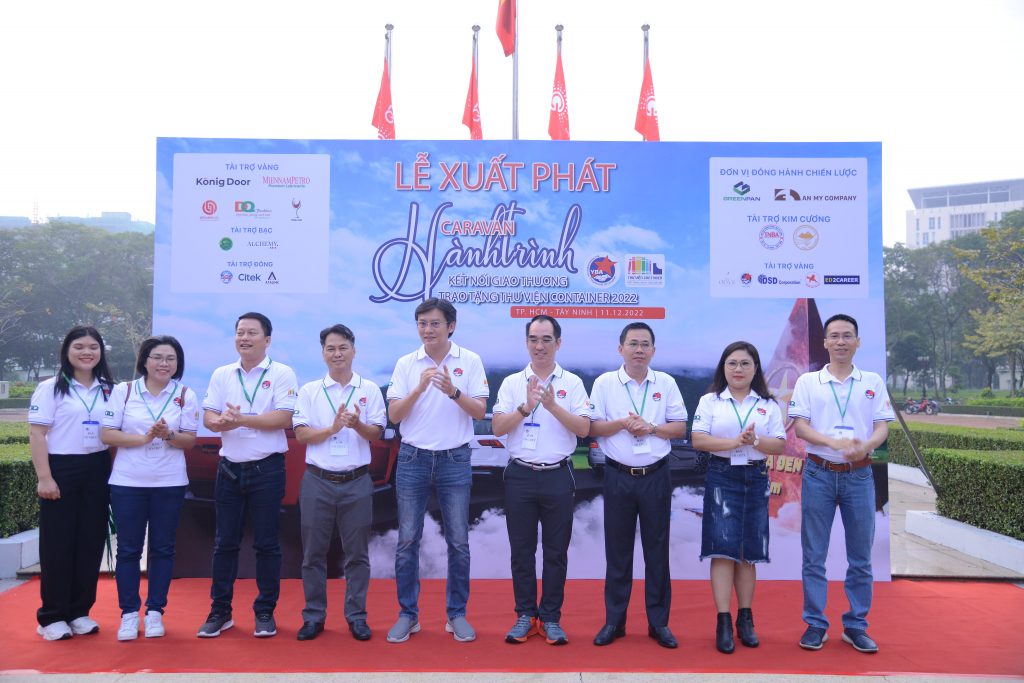 Ông Nguyễn Minh Tâm - TGĐ MiennamPetro cùng các đại diện đơn vị tài trợ