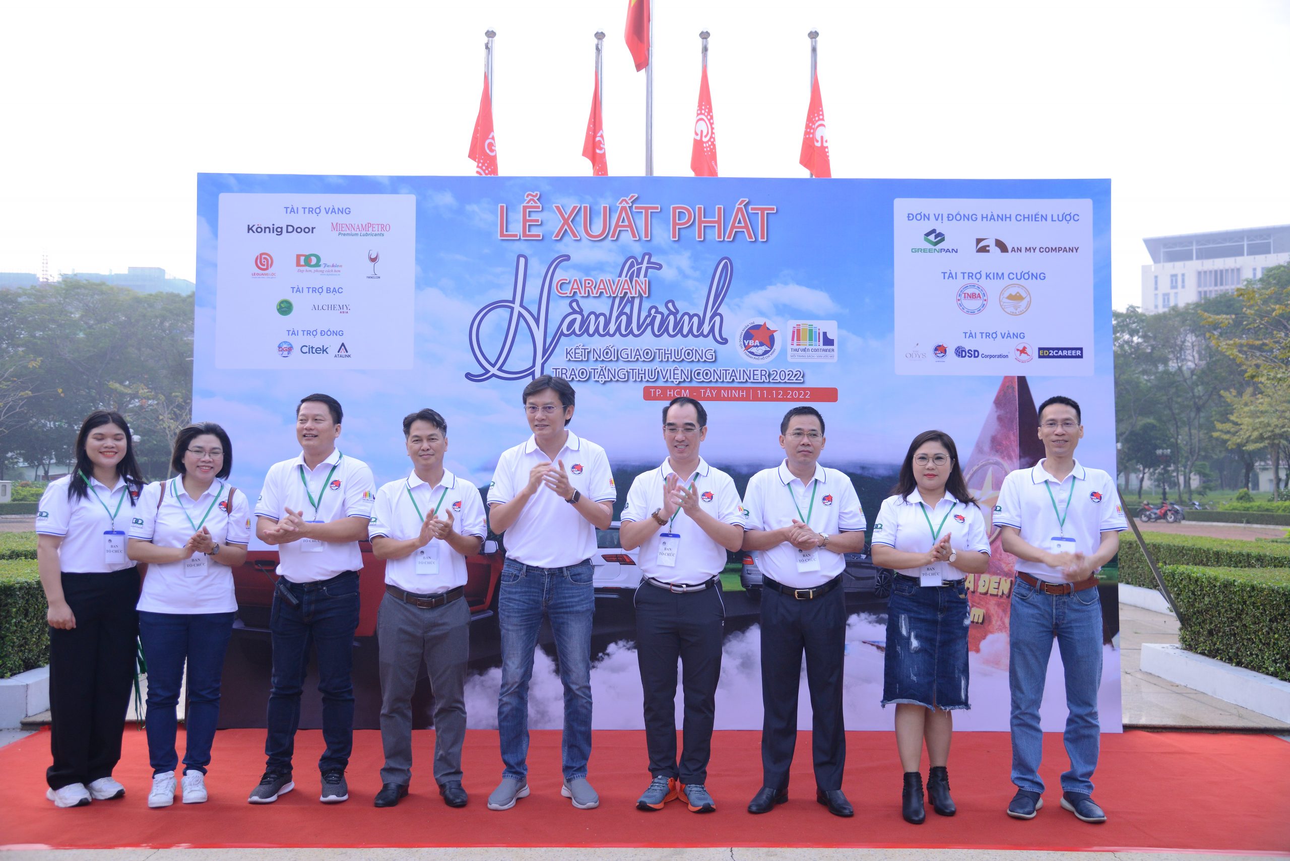 Ông Nguyễn Minh Tâm - TGĐ MiennamPetro cùng các đại diện đơn vị tài trợ