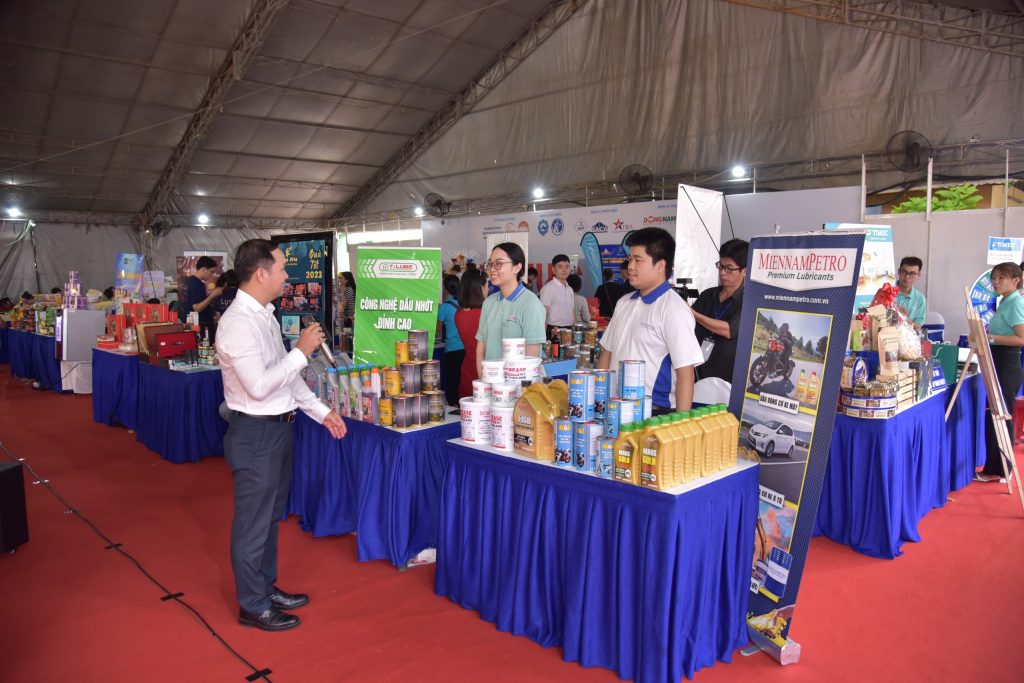 Quang cảnh các gian hàng
