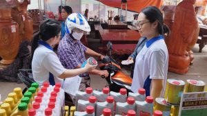 Nhân viên tại gian hàng MiennamPetro tư vấn nhiệt tình đến khách hàng