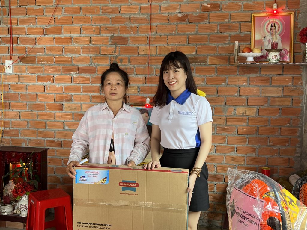 Đại diện MiennamPetro trao tặng phần quà nhỏ đến gia đình nhận nhà Đại đoàn kết