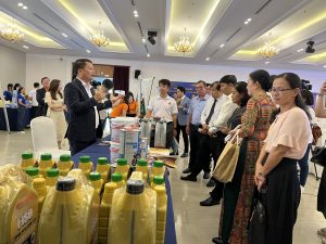 Đoàn đại biểu tham quan gian hàng MiennamPetro