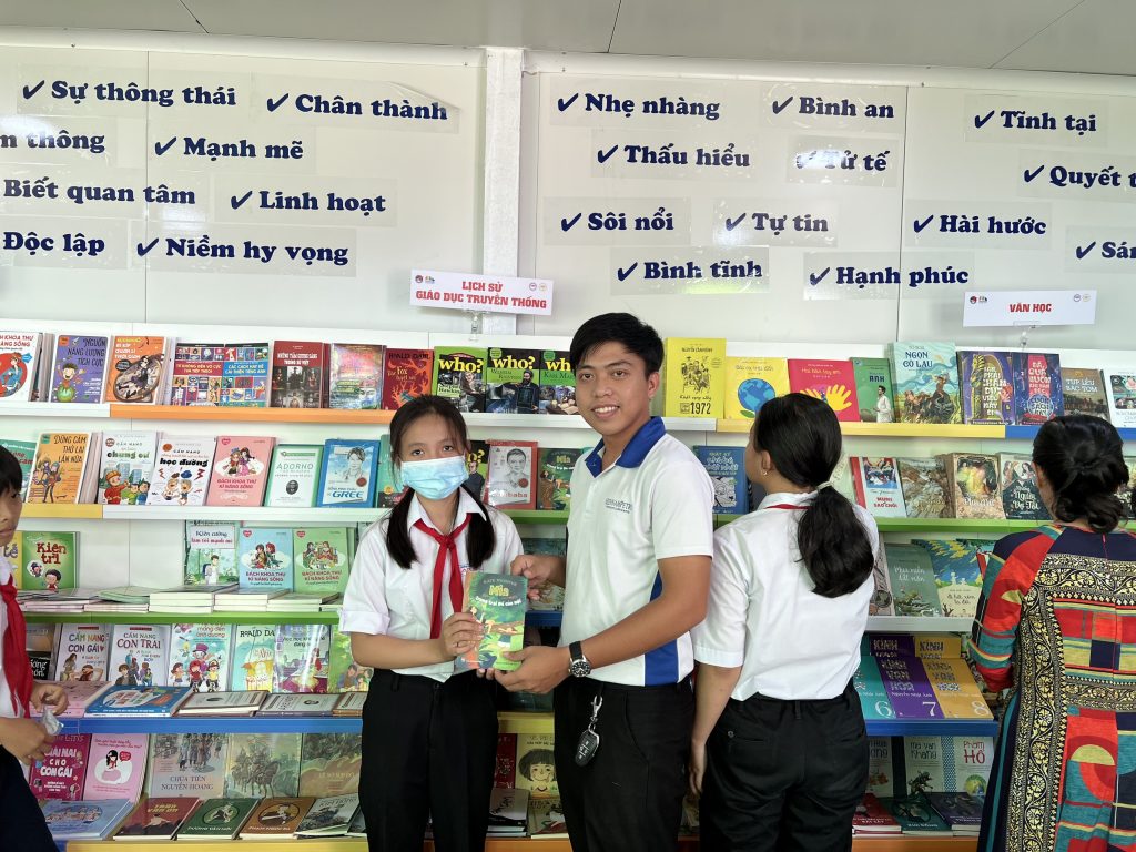 MiennamPetro cùng các em học sinh
