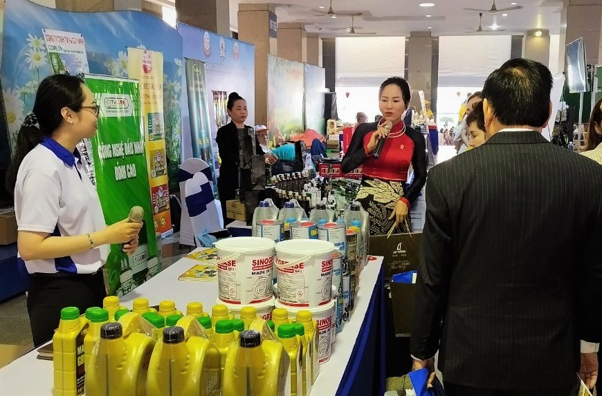 Đoàn đại biểu tham quan gian hàng MiennamPetro