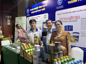 Đại diện doanh nghiệp ghé thăm gian hàng MiennamPetro
