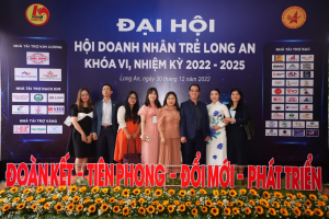 Đại diện MiennamPetro cùng các đại diện doanh nghiệp khác kết nối giao lưu