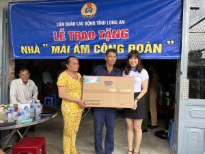 Đại diện MiennamPetro trao tặng phần quà nhỏ đến gia đình nhận nhà "Mái ấm Công đoàn"