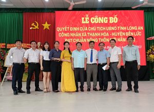Ông Nguyễn Minh Tâm - TGĐ MiennamPetro - PCT Hội DNT huyện Bến Lức giao lưu chụp hình cùng với lãnh đạo