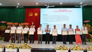 Ông Nguyễn Minh Tâm – TGĐ MiennamPetro – Đại diên Chi Hội DNT huyện Bến Lức nhận bằng khen của Chủ tịch UBND tỉnh Long An