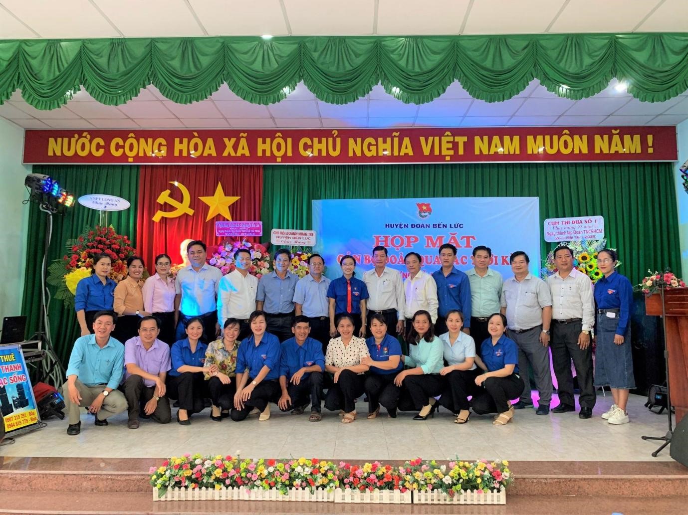 Ông Nguyễn Minh Tâm - TGĐ MiennamPetro chụp ảnh kỷ niệm cùng các cán bộ huyện đoàn Bến Lức
