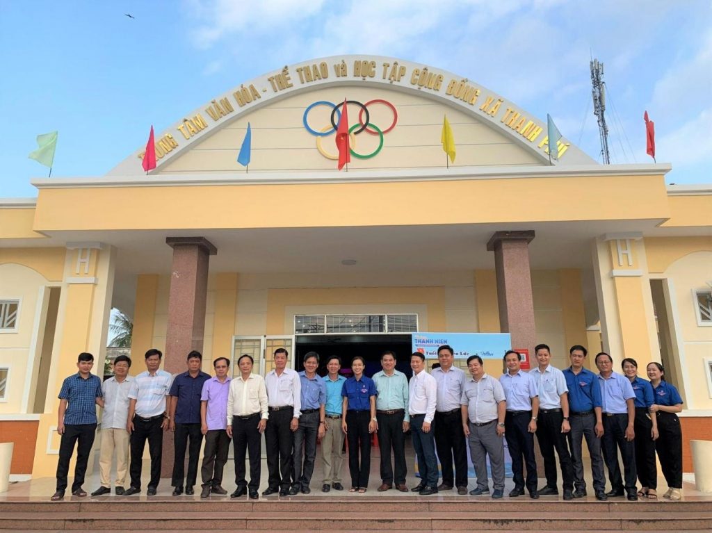 Ông Nguyễn Minh Tâm - TGĐ MiennamPetro chụp ảnh kỷ niệm cùng các cán bộ huyện đoàn Bến Lức
