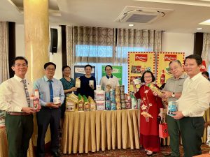 Ông Nguyễn Minh Tâm - TGĐ MiennamPetro chụp hình lưu niệm cùng các chủ doanh nghiệp/đối tác tại gian hàng MiennamPetro