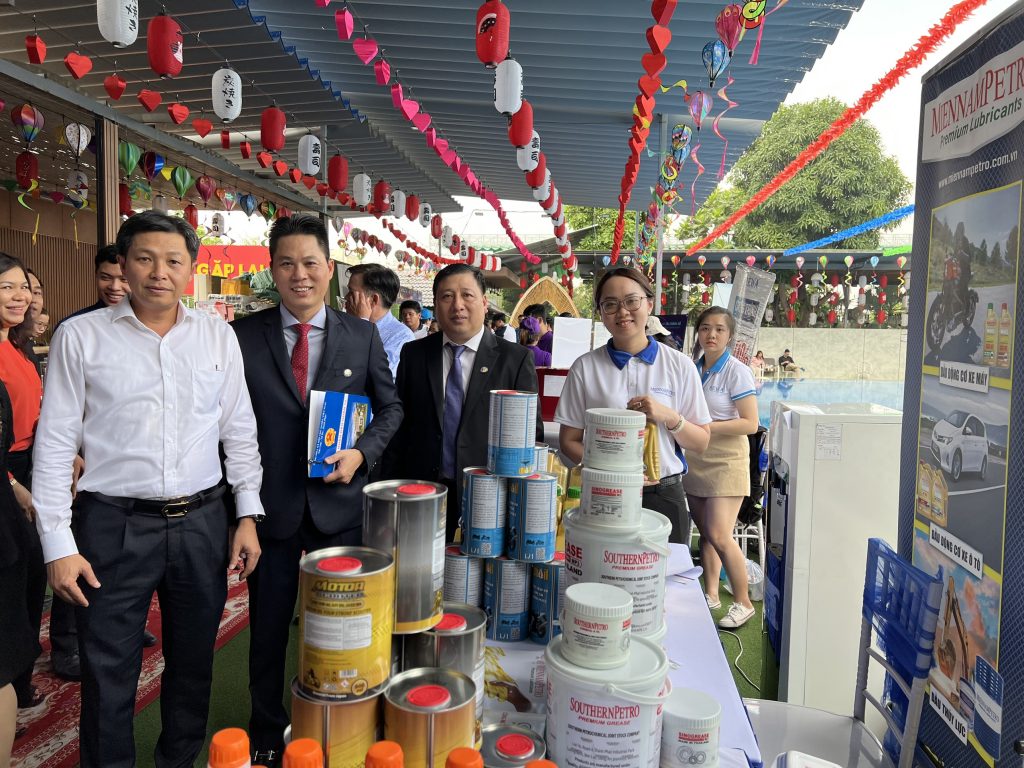 Nhân viên MiennamPetro tư vấn sản phẩm cho các chủ doanh nghiệp