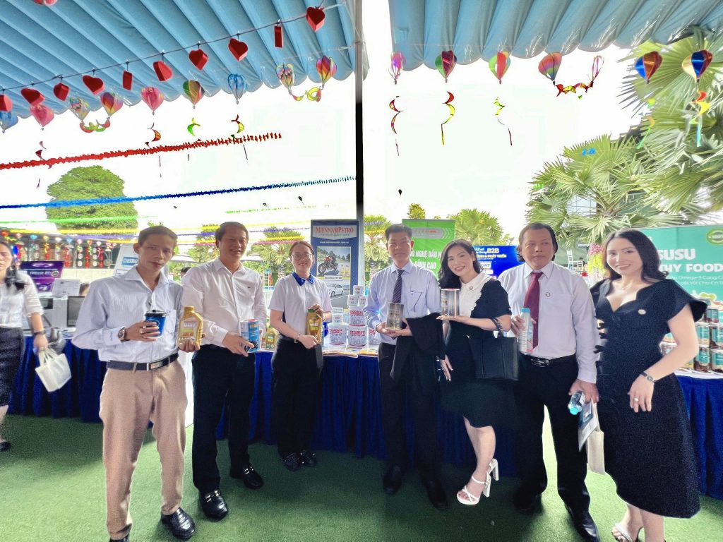 Ông Nguyễn Minh Tâm - TGĐ MiennamPetro đã chụp ảnh kỷ niệm cùng các chủ doanh nghiệp