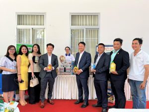 Các doanh nhân ghé gian hàng MiennamPetro giao lưu