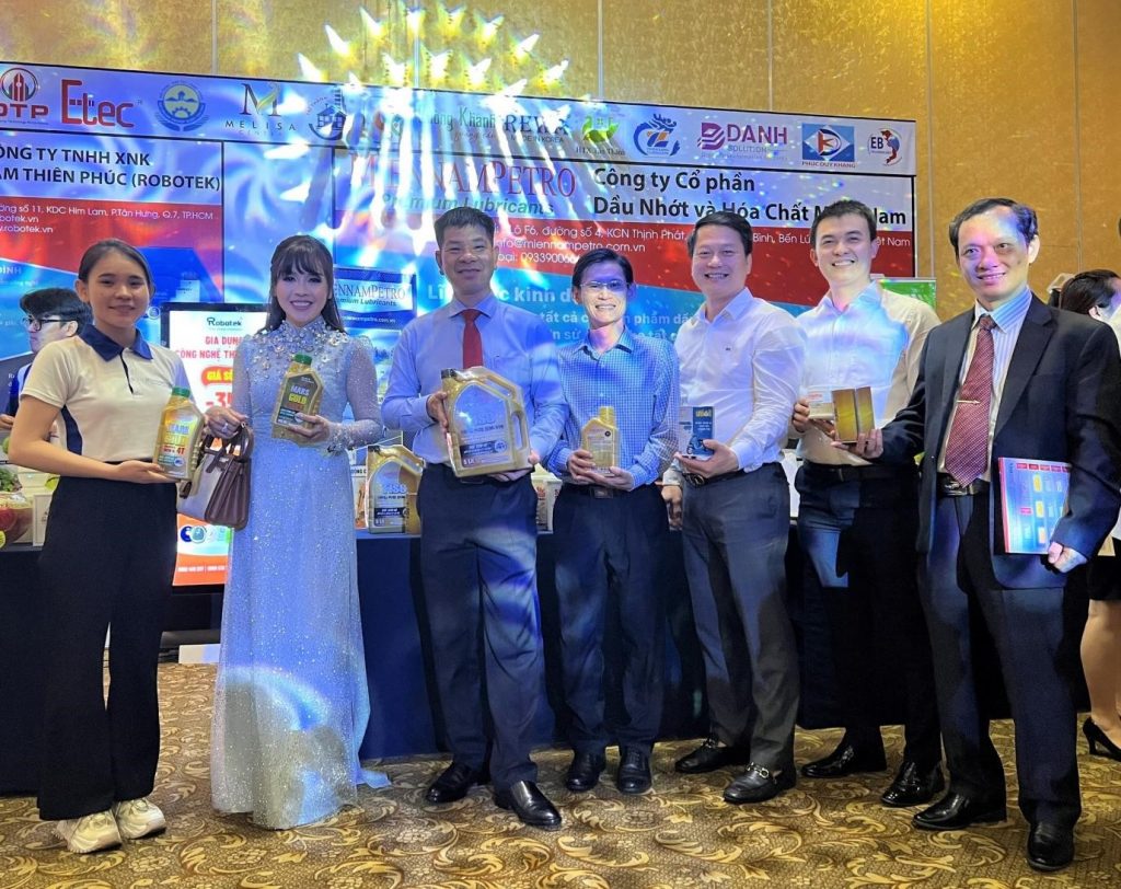 Ông Nguyễn Minh Tâm - TGĐ MiennamPetro chụp ảnh lưu niệm cùng các doanh nhân khác