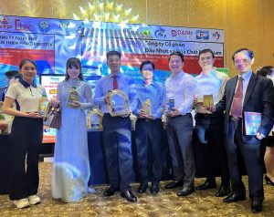 Ông Nguyễn Minh Tâm - TGĐ MiennamPetro chụp ảnh lưu niệm cùng các doanh nhân khác