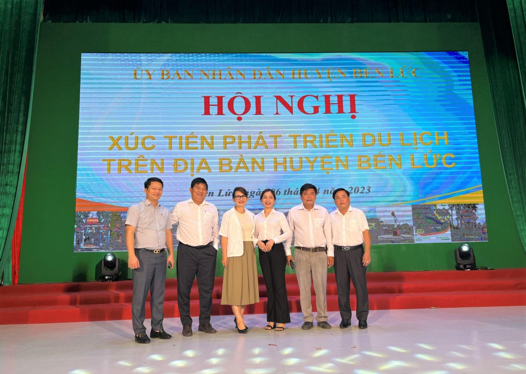 Ông Nguyễn Minh Tâm - TGĐ MiennamPetro chụp hình lưu niệm cùng các lãnh đạo, các doanh nhân huyện Bến Lức