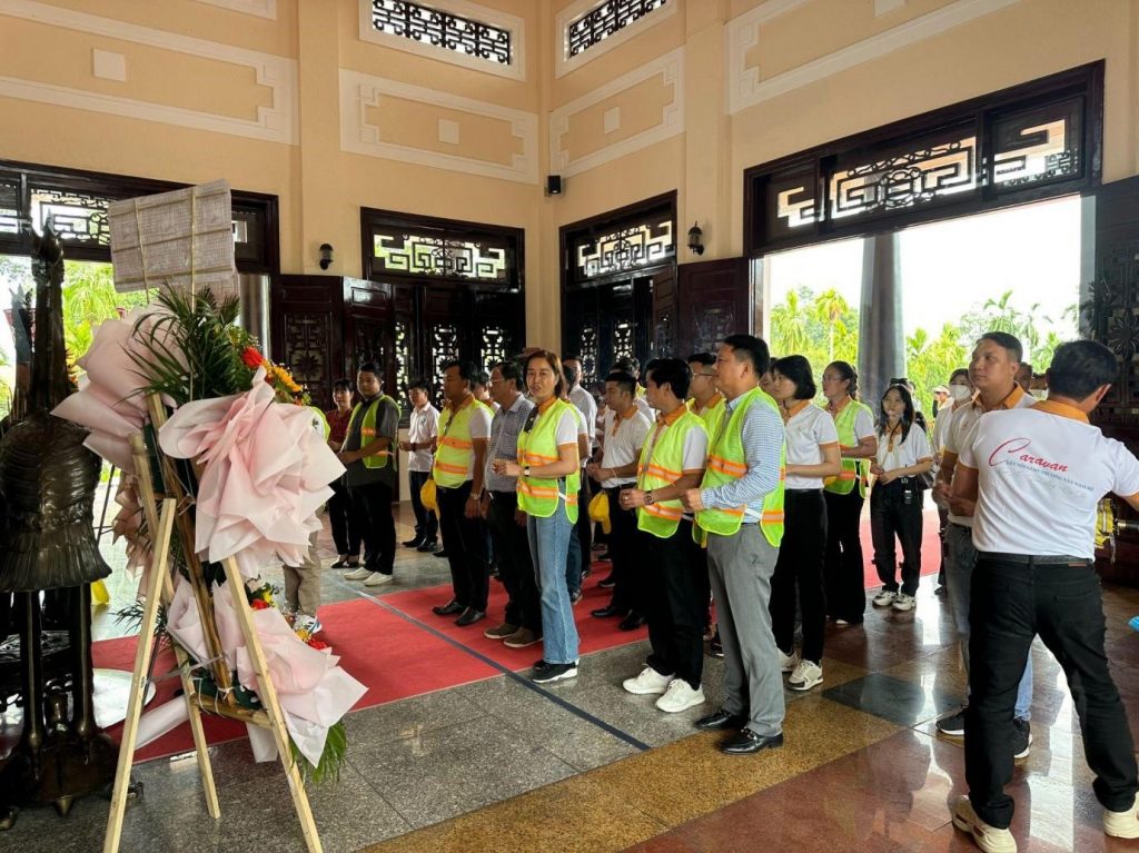 Viếng đền thờ bác Phạm Hùng - Vĩnh Long