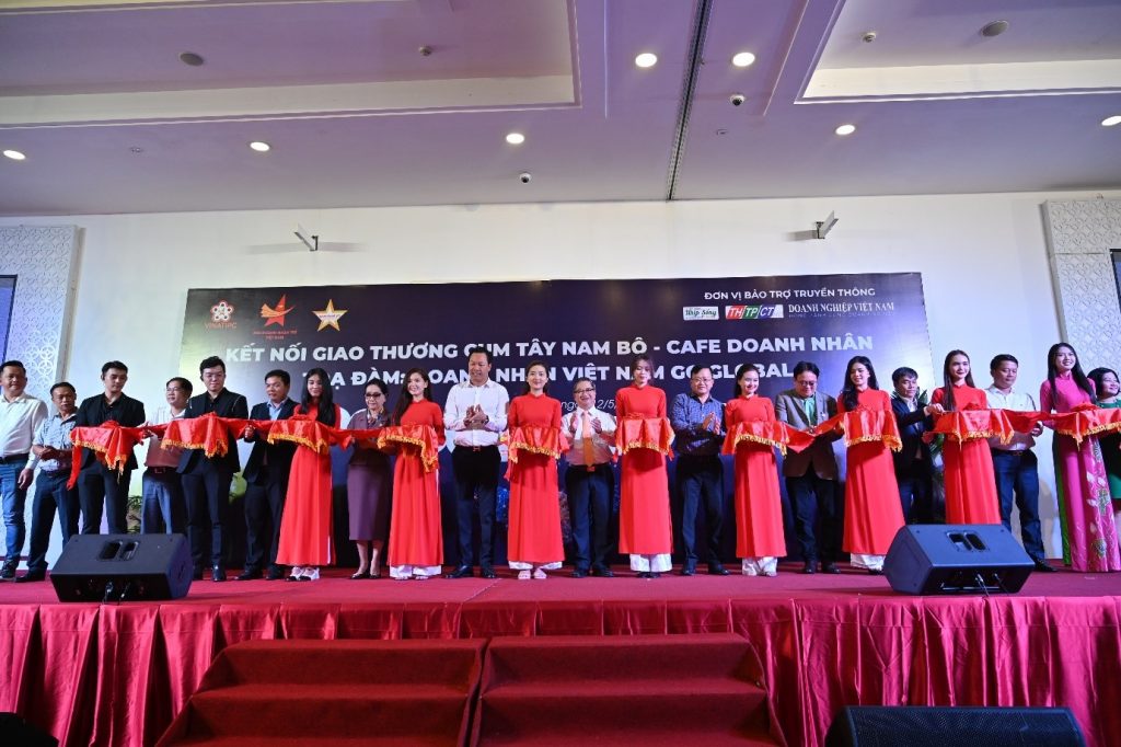 Ông Nguyễn Minh Tâm – Tổng giám đốc Miennampetro cùng các lãnh đạo cắt băng khai mạc chương trình kết nối giao thương cụm Tây Nam Bộ