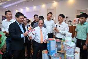 Ông Trần Việt Trường – Chủ tịch UBND TP Cần Thơ cùng đoàn đại biểu tham quan gian hàng Miennampetro
