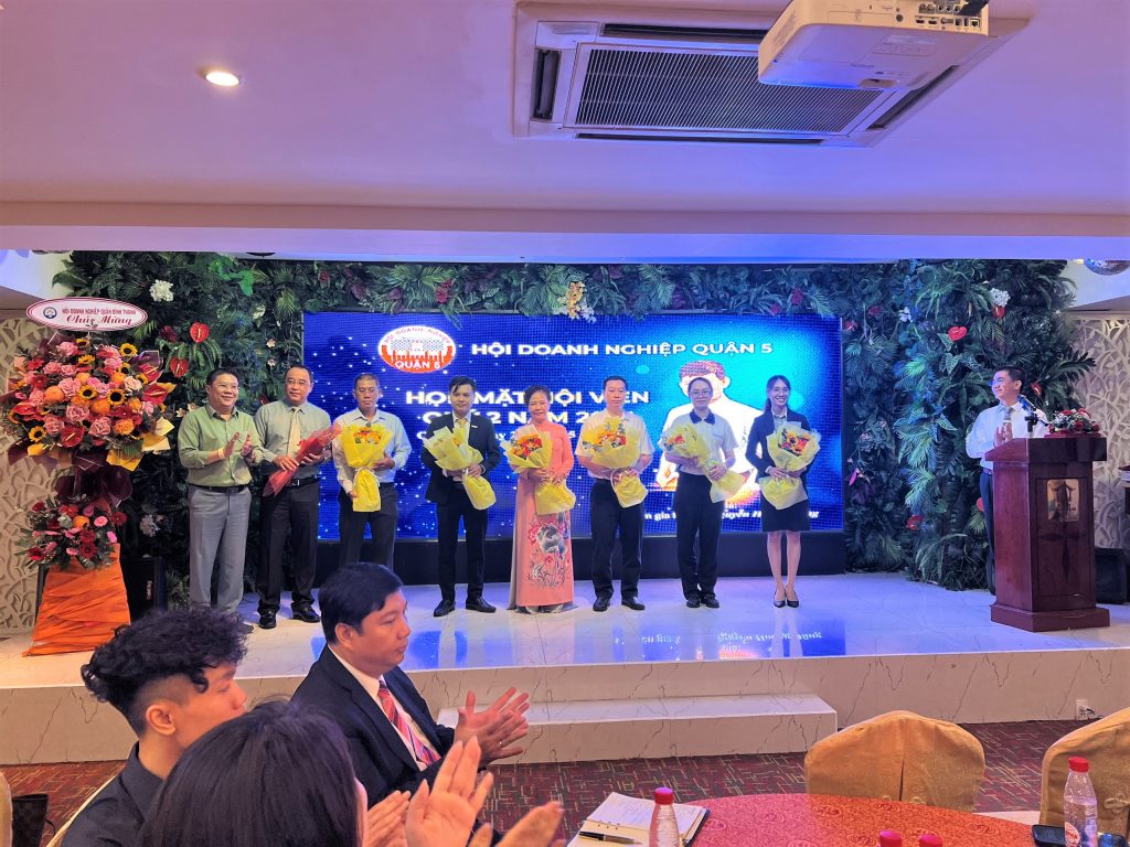 Đại diện MiennamPetro lên nhận hoa biểu dương là nhà tài trợ của chương trình